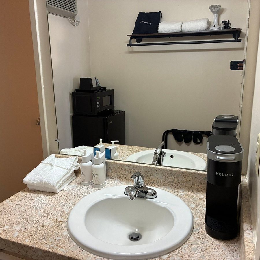 Vagabond Inn Los Angeles at USC Los Angeles California — Bathroom