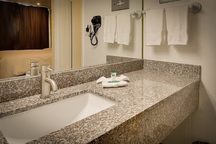 Vagabond Inn San Pedro — Bathroom