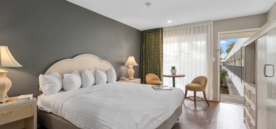 Vagabond Inn Ventura — Guest room