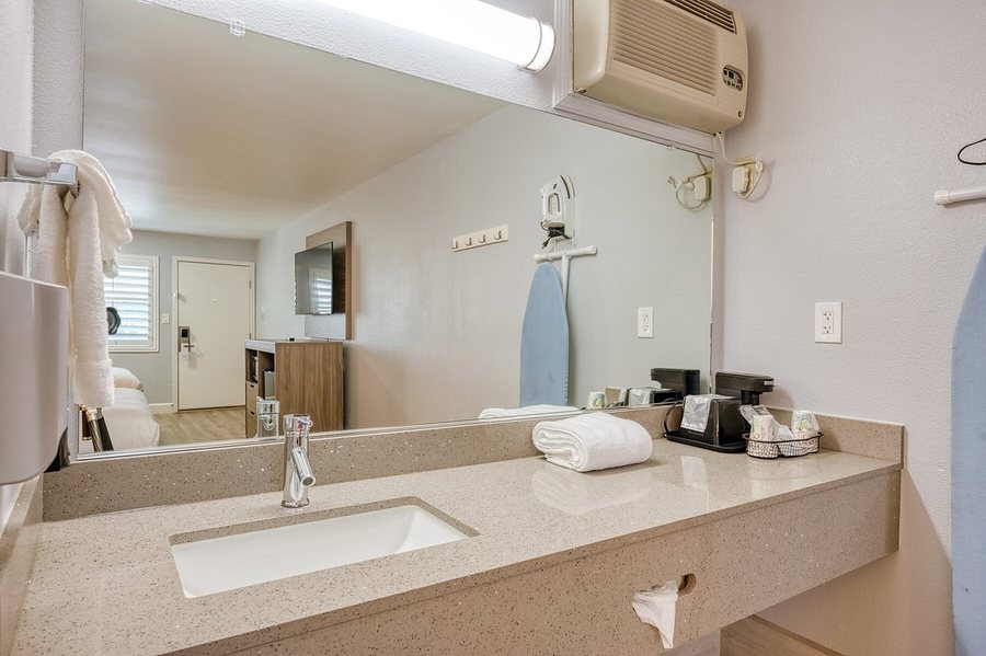Vagabond s House Inn — Bathroom