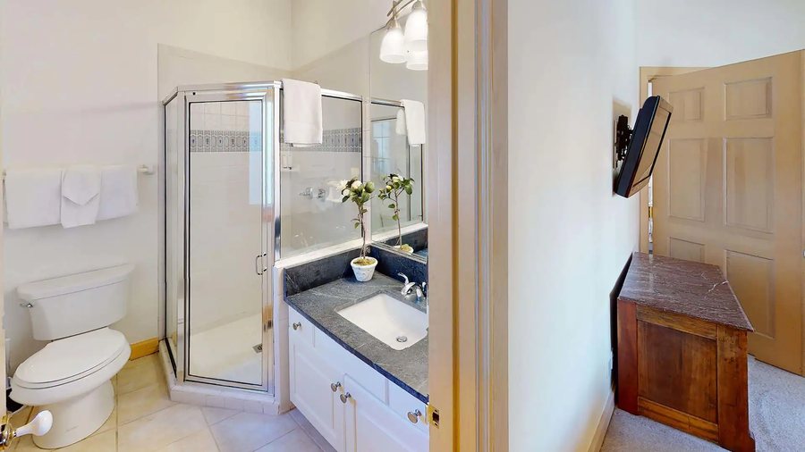 Vail Residences at Cascade Village a Destination by Hyatt Hotel — Bathroom