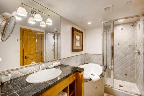 Vail s Mountain Haus at the Covered Bridge — Bathroom