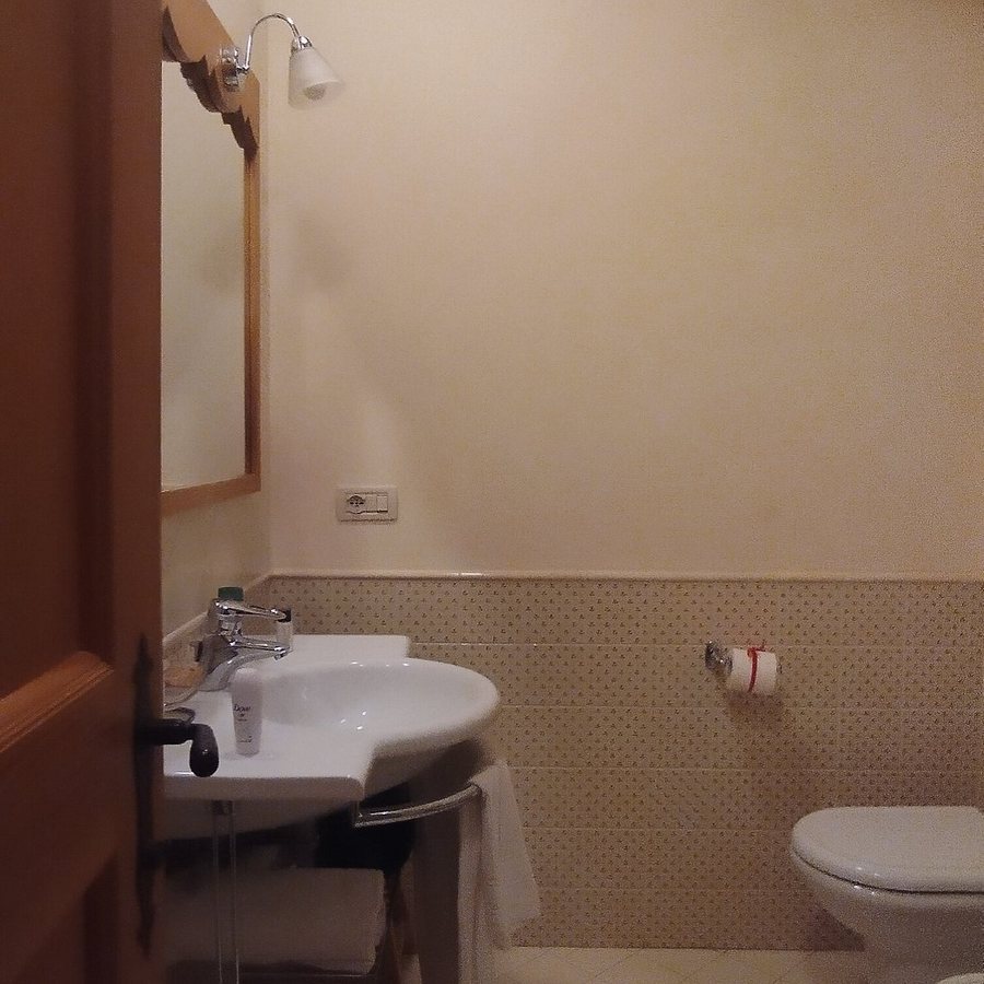 Valbruna Inn — Bathroom