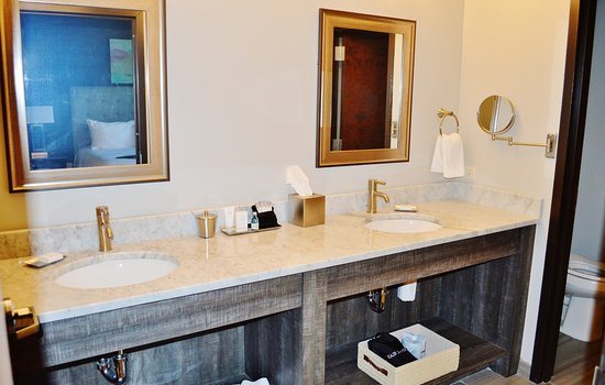 Valhalla Resort — Bathroom
