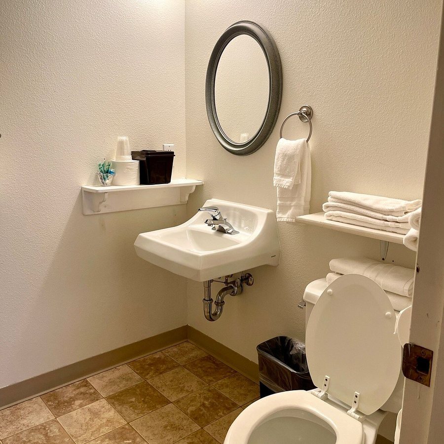Valley Hotel Open Cafe — Bathroom
