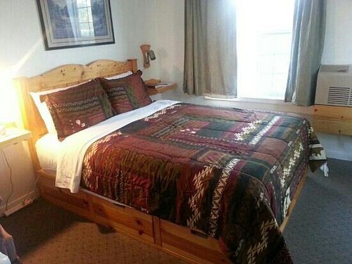 Valley Hotel Open Cafe — Guest room