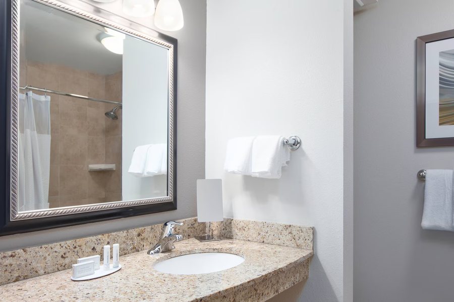 ValStay Inn Suites — Bathroom
