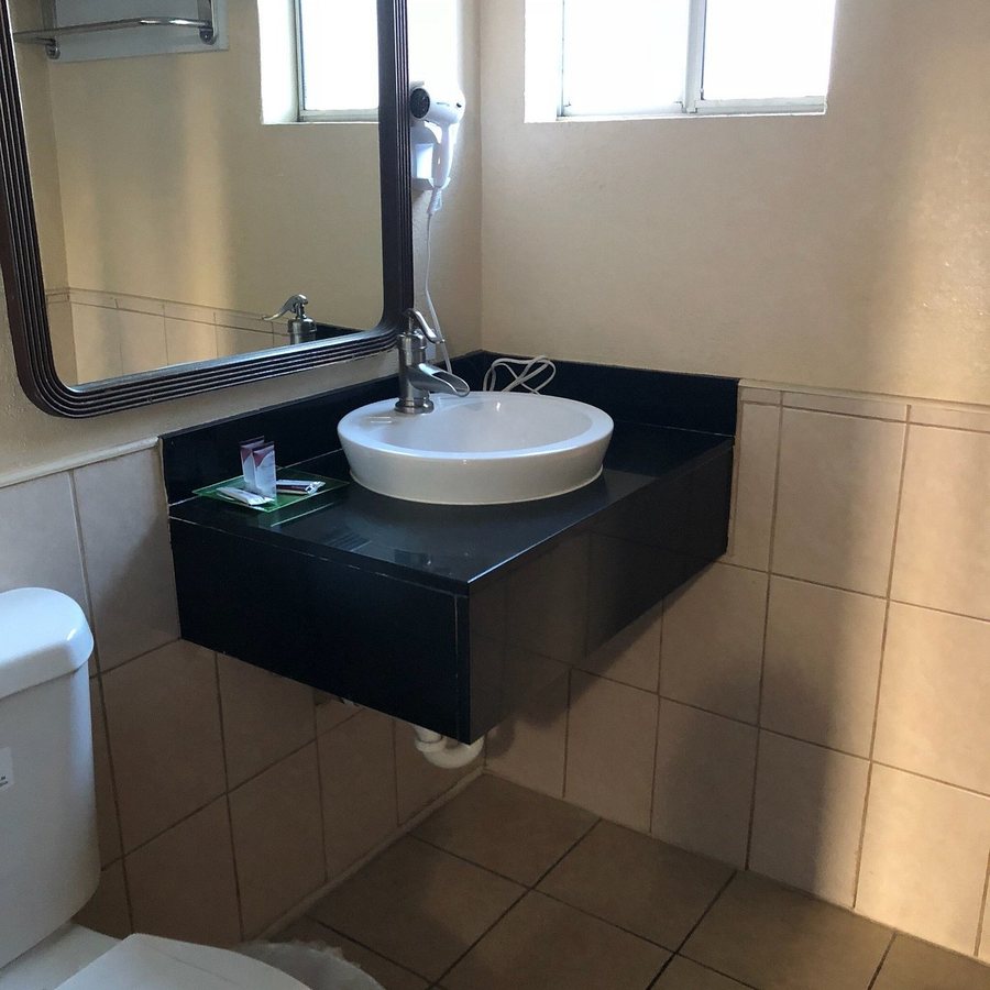 Value Inn Los Angeles California — Bathroom