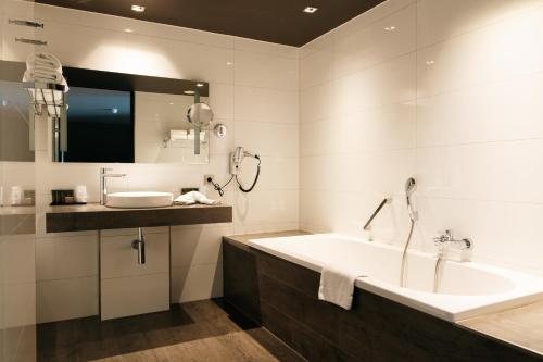 Van der Valk Hotel Apeldoorn — Bathroom