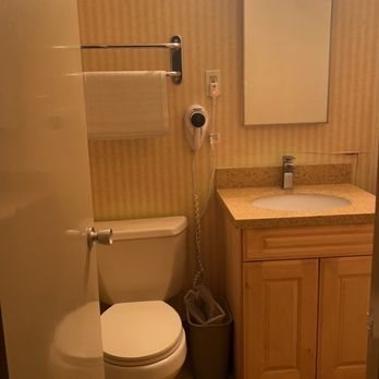 Van Ness Inn Hotel — Bathroom