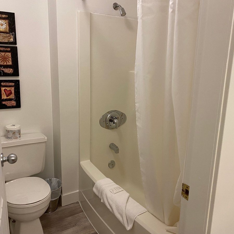 Vance Creek Hotel Conference Centre — Bathroom