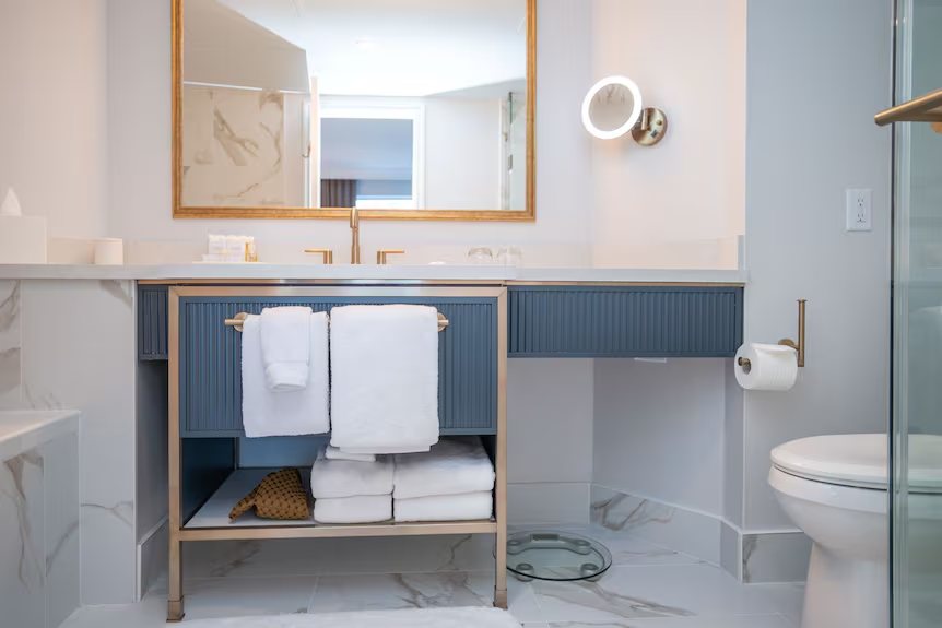 Vancouver Hotels and Studios — Bathroom