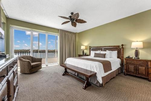Vanderbilt Beach Resort — Guest room