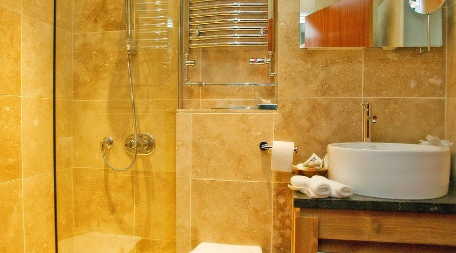 Vazon Bay Apartments — Bathroom