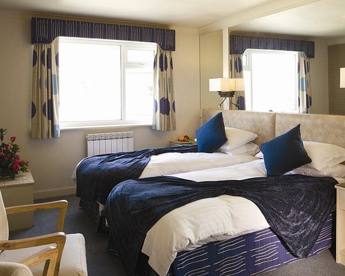 Vazon Bay Apartments — Guest room