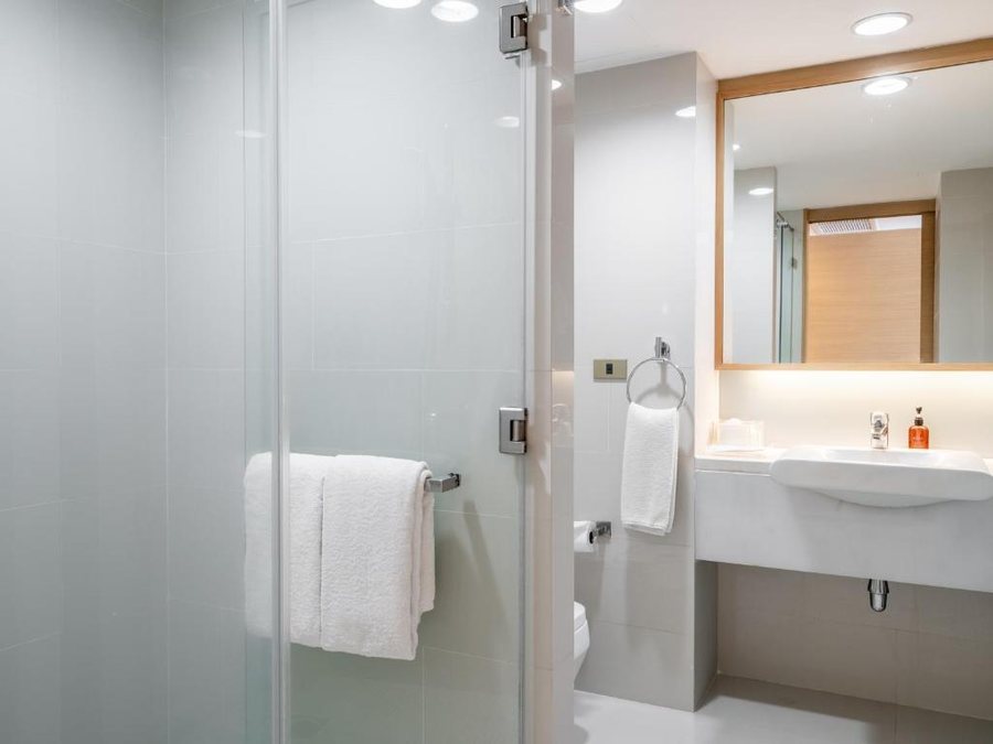 VELA Dhi GLOW Pratunam — Bathroom