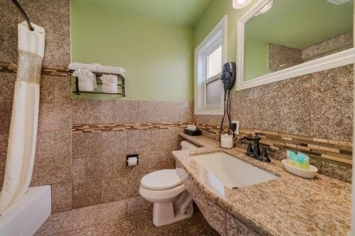 Vendange Carmel Inn Suites — Bathroom