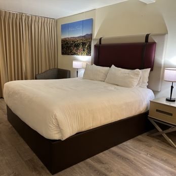 Vendange Carmel Inn Suites — Guest room