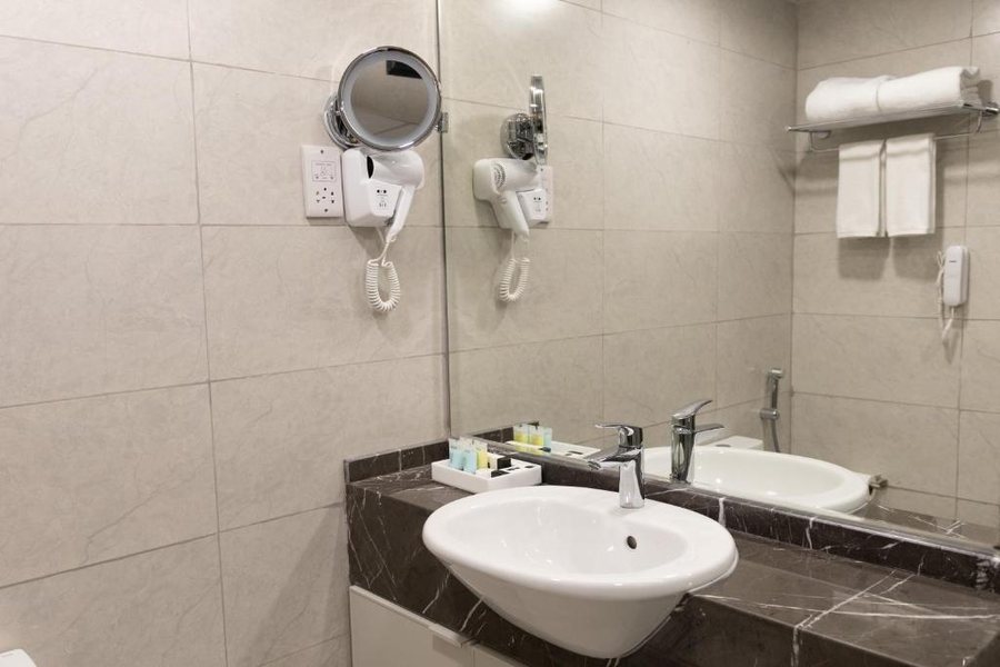 Vendome Plaza Hotel — Bathroom
