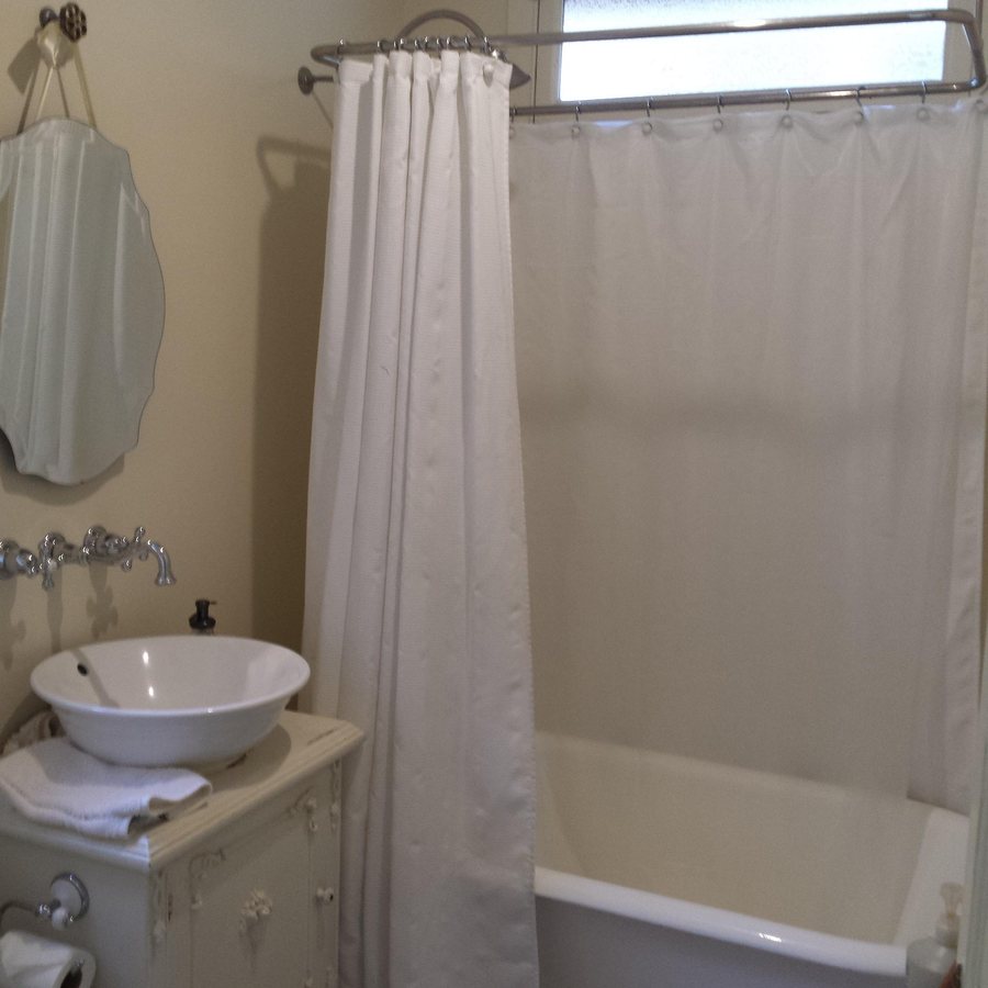 Venice Beach Eco Cottages Los Angeles California — Bathroom