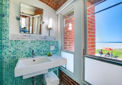 Venice Breeze Suites Los Angeles California — Bathroom