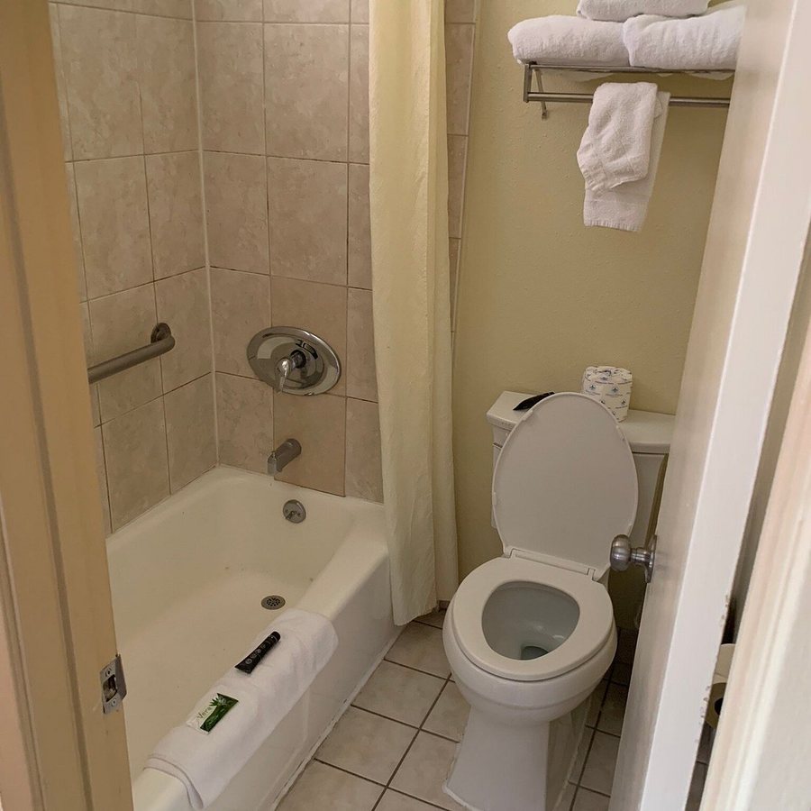 Ventura Grand Inn — Bathroom