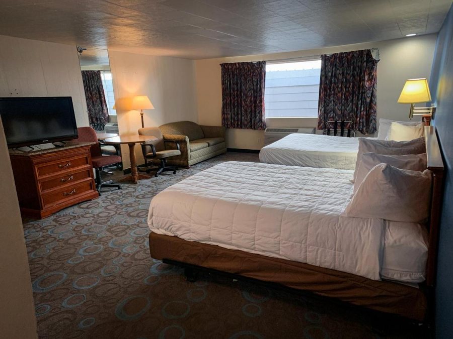 Ventura Grand Inn — Guest room