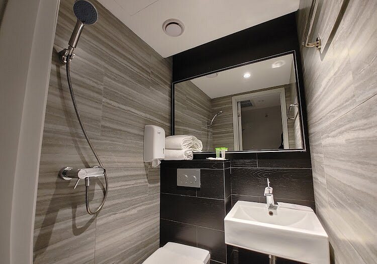 Venue Hotel The Lily — Bathroom