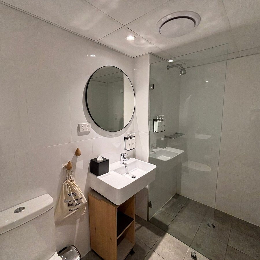 Veriu Broadway — Bathroom
