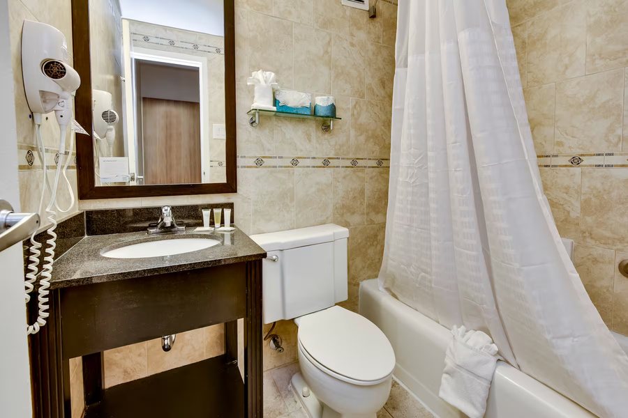 Vermont Avenue Bed and Breakfast — Bathroom
