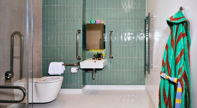 Vertus Edit Canary Wharf — Bathroom