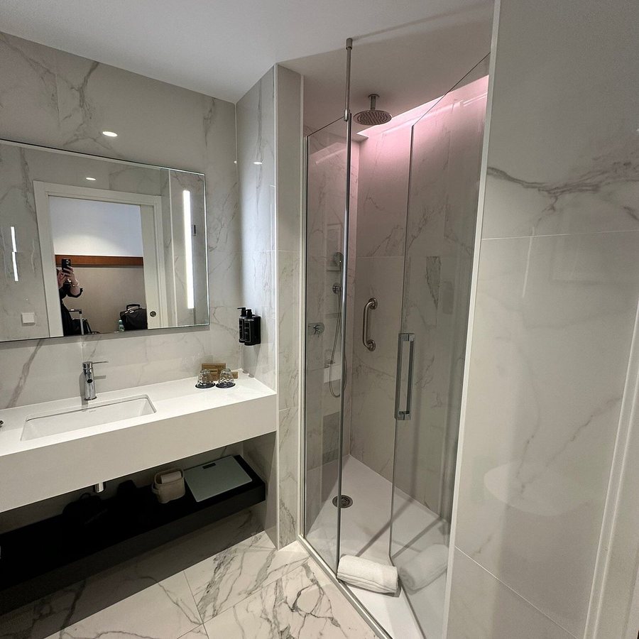 Via Sants Hotel Barcelona Tapestry Collection by Hilton Barcelona Catalonia — Bathroom
