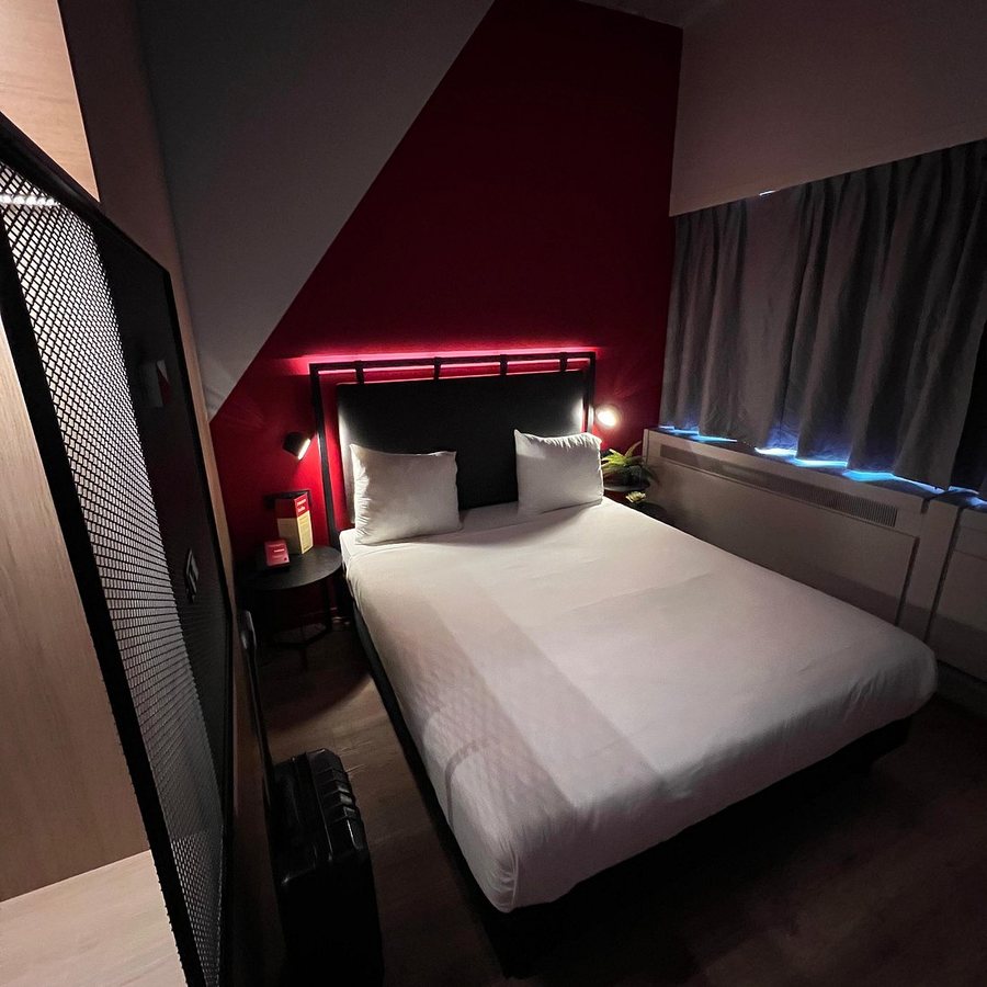 Via Suites — Guest room