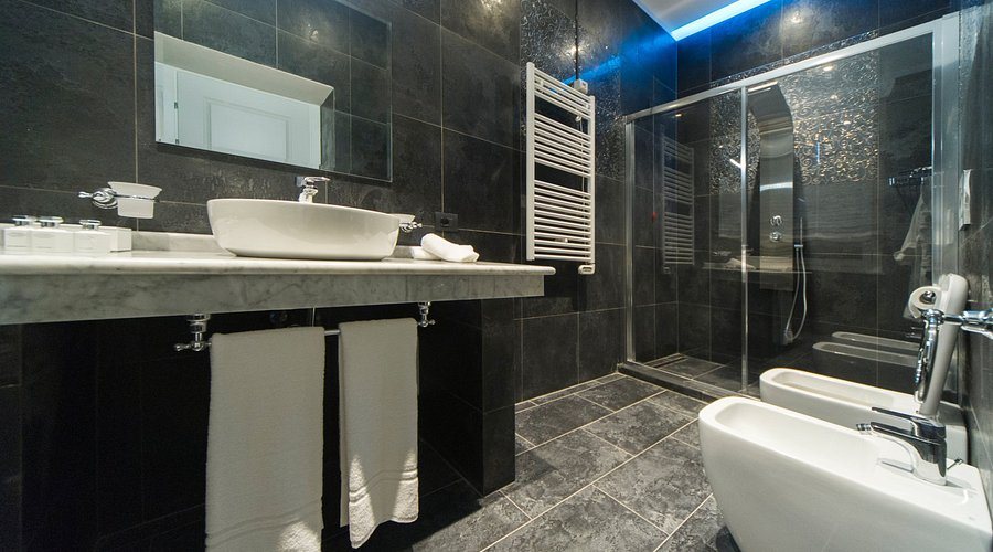 Via Veneto Luxury Suites — Bathroom
