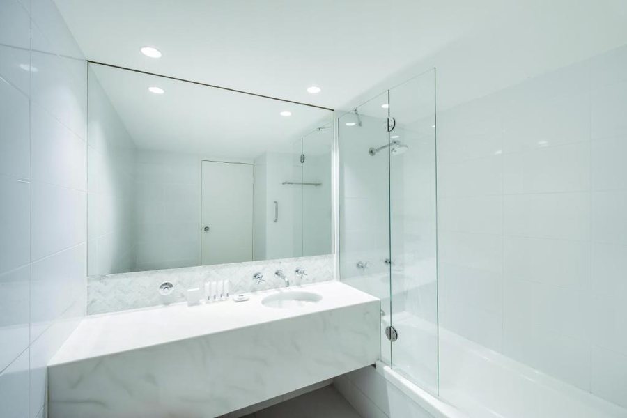Vibe Hotel Sydney — Bathroom