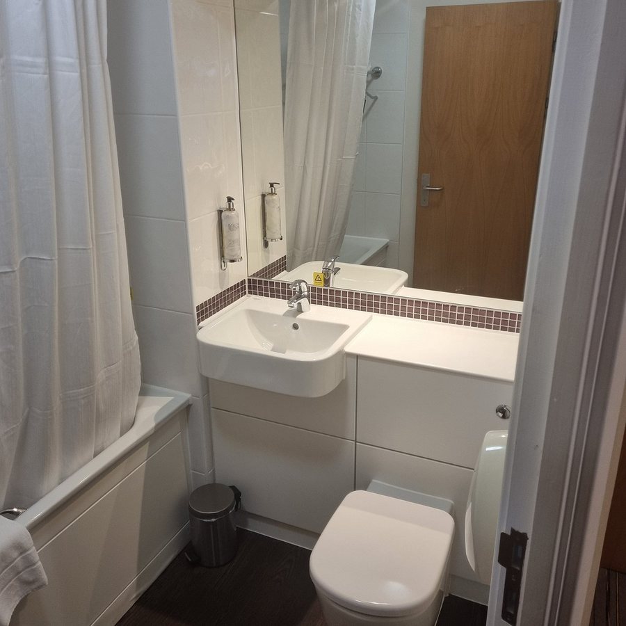 Victoria Park House Hotel — Bathroom