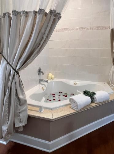 Victorian House Bed Breakfast — Bathroom