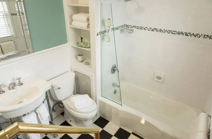 Victorian Inn Bed And Breakfast — Bathroom