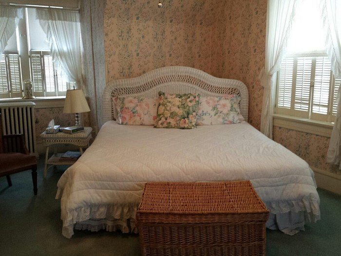 Victorian Inn Bed And Breakfast — Guest room