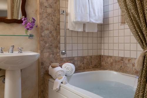Victorian Inn — Bathroom