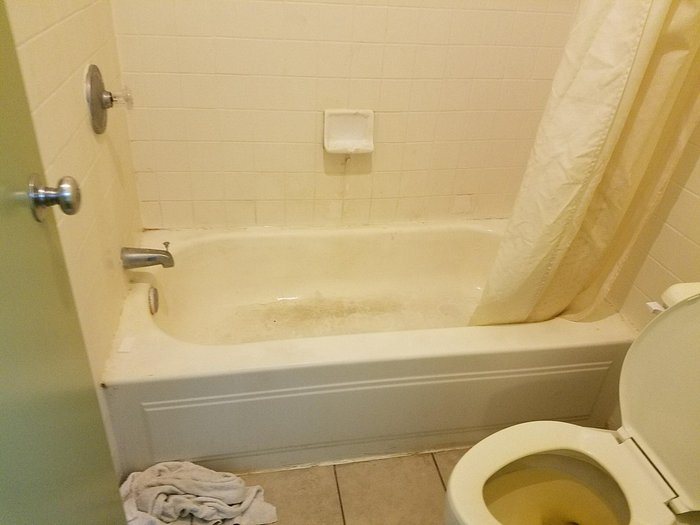 Victorian Inn Suites — Bathroom