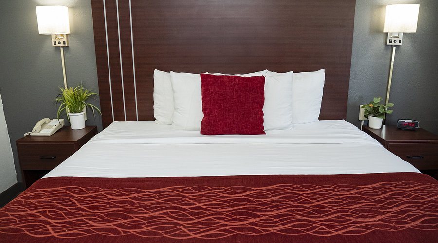 Victorian Inn Suites — Guest room