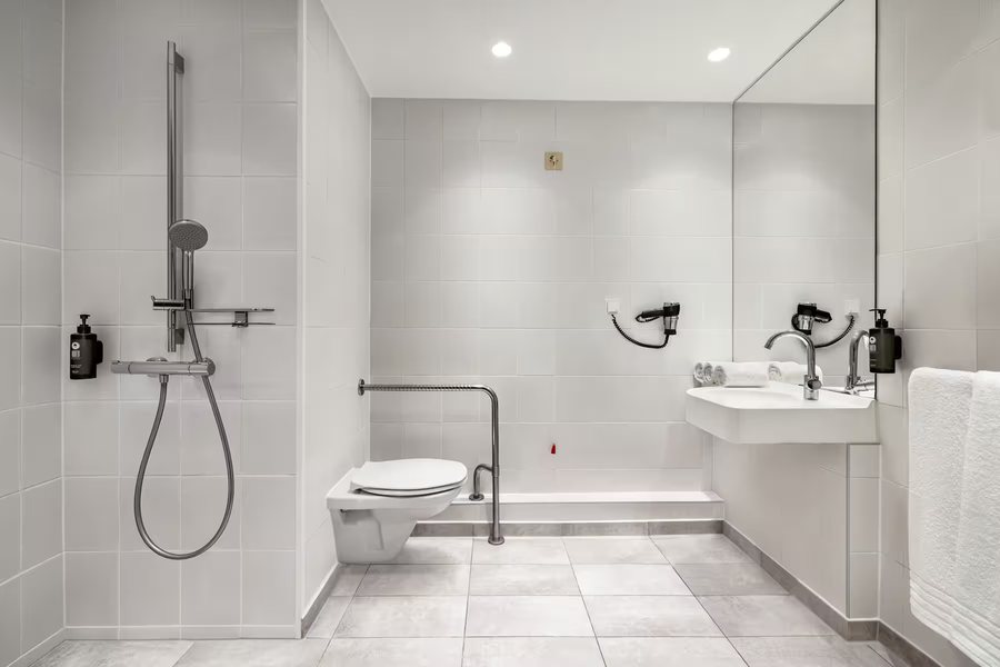 Vienna House Easy by Wyndham Cracow — Bathroom