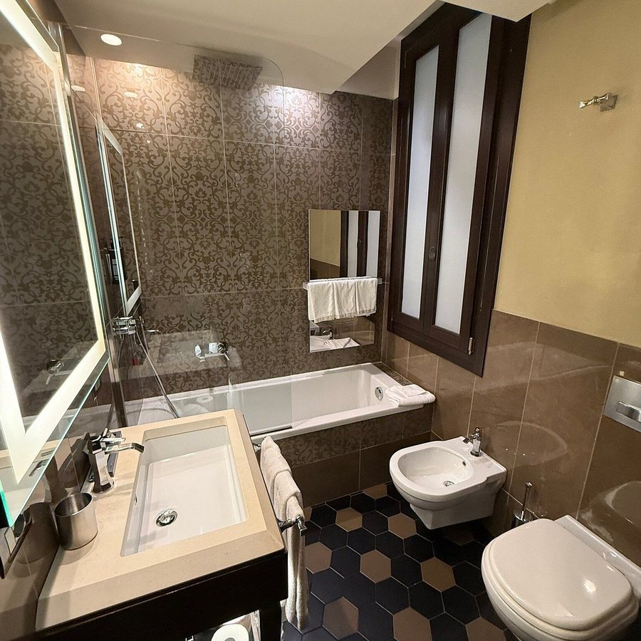 Vignette Collection The Venice Times Hotel by IHG — Bathroom