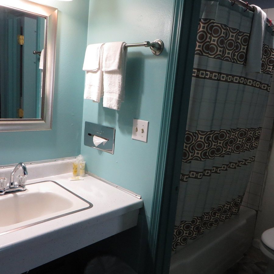 Viking Motel — Bathroom