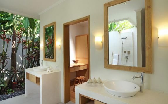 Villa Bali Asri Batubelig — Bathroom