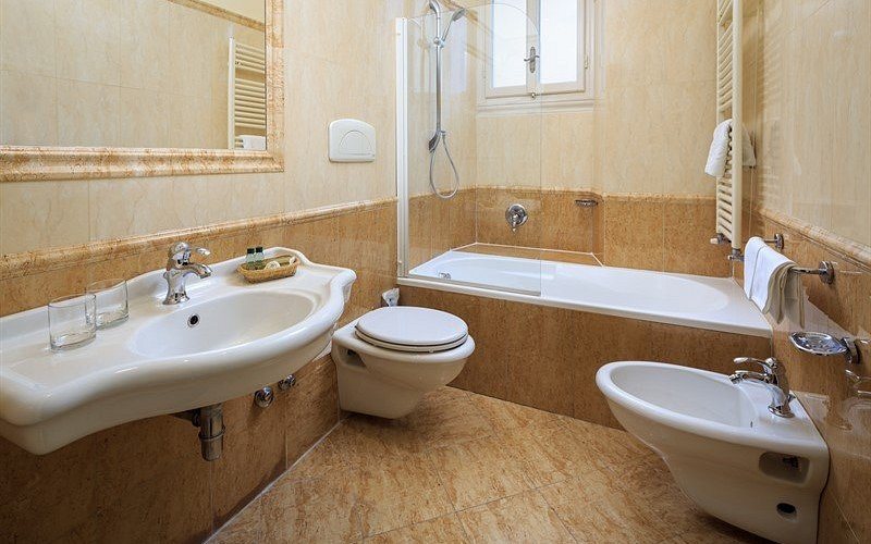 Villa Carlotta Hotel — Bathroom