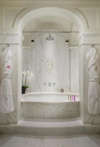 Villa Cora — Bathroom