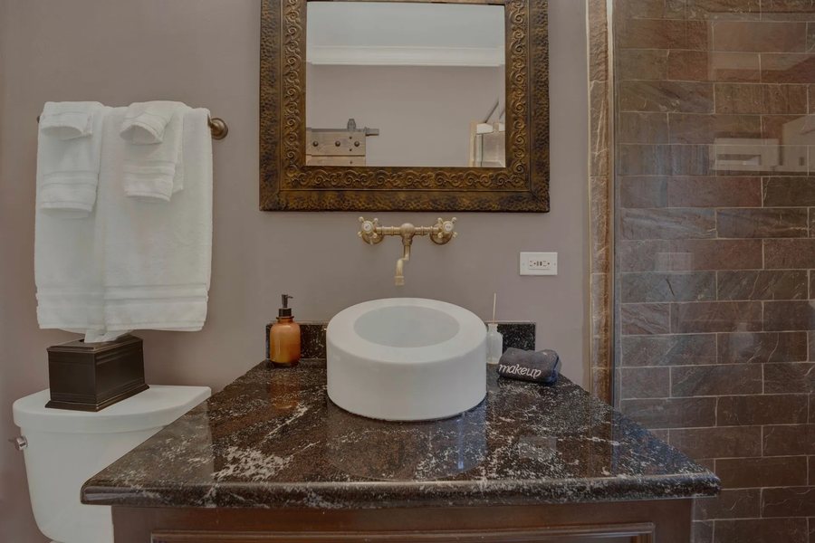 Villa D Citta Chicago Illinois — Bathroom