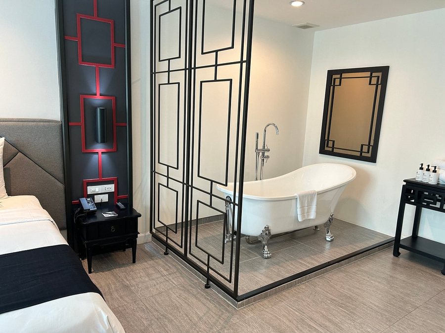 Villa De Pranakorn Hotel — Bathroom